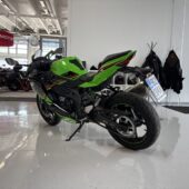 Kawasaki - NINJA - ZX-4RR // Juuri saapunut! / 1. om. / Suomi-pyörä / Shfteri / Säädettävä alusta / Huoltokirja // - Moottoripyörä