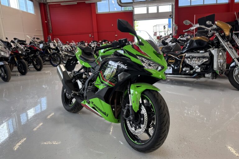 Kawasaki - NINJA - ZX-4RR // Juuri saapunut! / 1. om. / Suomi-pyörä / Shfteri / Säädettävä alusta / Huoltokirja // - Moottoripyörä