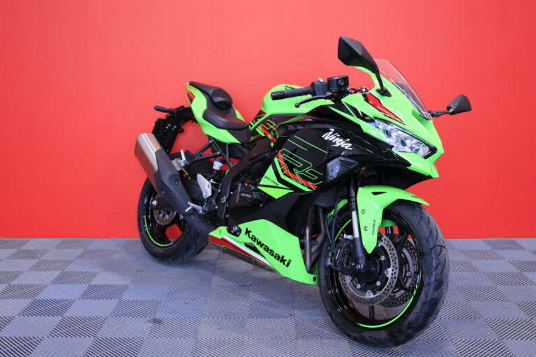 Kawasaki - NINJA - ZX-4RR // Juuri saapunut! / 1. om. / Suomi-pyörä / Shfteri / Säädettävä alusta / Huoltokirja // - Moottoripyörä