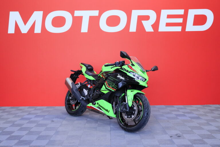 Kawasaki - NINJA - ZX-4RR // Juuri saapunut! / 1. om. / Suomi-pyörä / Shfteri / Säädettävä alusta / Huoltokirja // - Moottoripyörä