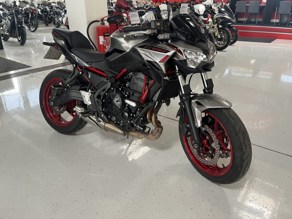 Kawasaki - Z - 650 // Juuri saapunut! / 1. Om. Suomi-pyörä / Tangonpää peilit / A2 kuristettavissa / KTRC // - Moottoripyörä