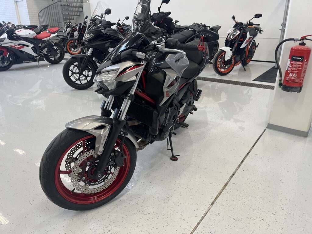 Kawasaki - Z - 650 // Juuri saapunut! / 1. Om. Suomi-pyörä / Tangonpää peilit / A2 kuristettavissa / KTRC // Kawasaki - Z - 650 // Juuri saapunut! / 1. Om. Suomi-pyörä / Tangonpää peilit / A2 kuristettavissa / KTRC // - Moottoripyörä