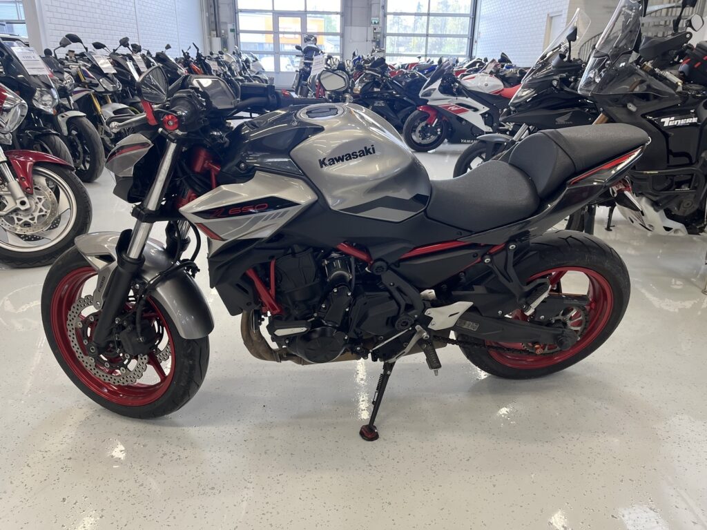Kawasaki - Z - 650 // Juuri saapunut! / 1. Om. Suomi-pyörä / Tangonpää peilit / A2 kuristettavissa / KTRC // Kawasaki - Z - 650 // Juuri saapunut! / 1. Om. Suomi-pyörä / Tangonpää peilit / A2 kuristettavissa / KTRC // - Moottoripyörä