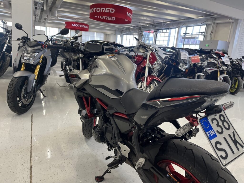 Kawasaki - Z - 650 // Juuri saapunut! / 1. Om. Suomi-pyörä / Tangonpää peilit / A2 kuristettavissa / KTRC // Kawasaki - Z - 650 // Juuri saapunut! / 1. Om. Suomi-pyörä / Tangonpää peilit / A2 kuristettavissa / KTRC // - Moottoripyörä