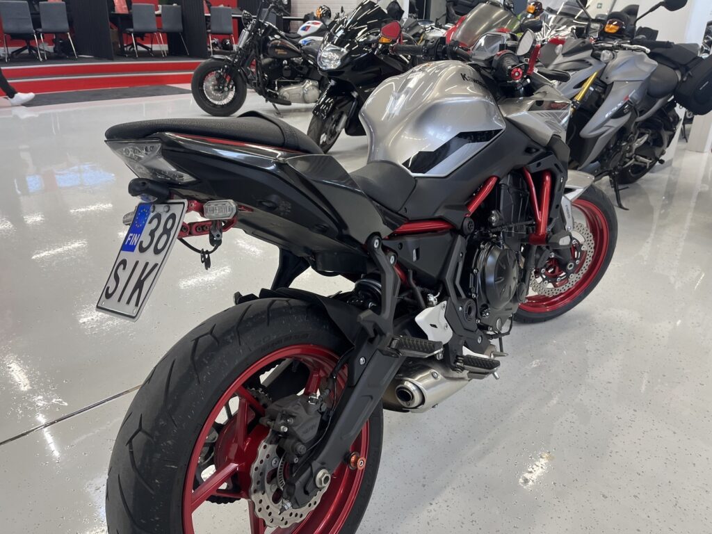 Kawasaki - Z - 650 // Juuri saapunut! / 1. Om. Suomi-pyörä / Tangonpää peilit / A2 kuristettavissa / KTRC // Kawasaki - Z - 650 // Juuri saapunut! / 1. Om. Suomi-pyörä / Tangonpää peilit / A2 kuristettavissa / KTRC // - Moottoripyörä