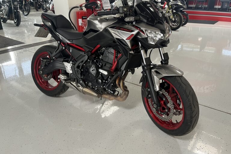 Kawasaki - Z - 650 // Juuri saapunut! / 1. Om. Suomi-pyörä / Tangonpää peilit // - Moottoripyörä