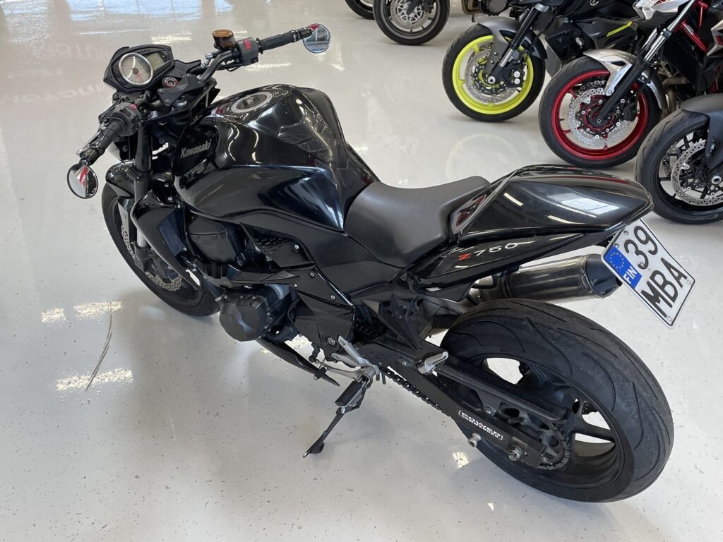 Kawasaki - Z - 750 // Suomi pyörä / Juuri saapunut / Akrapovic // Kawasaki - Z - 750 // Suomi pyörä / Juuri saapunut / Akrapovic // - Moottoripyörä