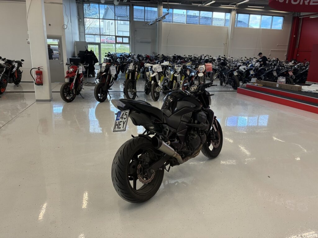 Kawasaki - Z - 750 // Suomi-pyörä / SC-Project / Huoltokirja / Uusi takarengas // Kawasaki - Z - 750 // Suomi-pyörä / SC-Project / Huoltokirja / Uusi takarengas // - Moottoripyörä