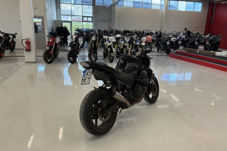 Kawasaki - Z - 750 // Suomi-pyörä / SC-Project / Huoltokirja / Uusi takarengas // - Moottoripyörä