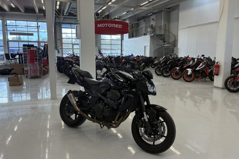 Kawasaki - Z - 750 // Suomi-pyörä / SC-Project / Huoltokirja / Uusi takarengas // - Moottoripyörä