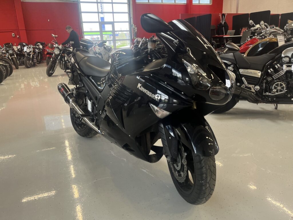 Kawasaki - ZZR - 1400 // Sivulaukut / ABS / Black Widow / Huoltokirja // Kawasaki - ZZR - 1400 // Sivulaukut / ABS / Black Widow / Huoltokirja // - Moottoripyörä