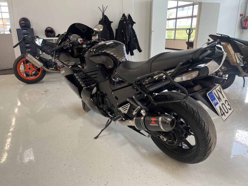 Kawasaki - ZZR - 1400 // Sivulaukut / ABS / Black Widow / Huoltokirja // Kawasaki - ZZR - 1400 // Sivulaukut / ABS / Black Widow / Huoltokirja // - Moottoripyörä
