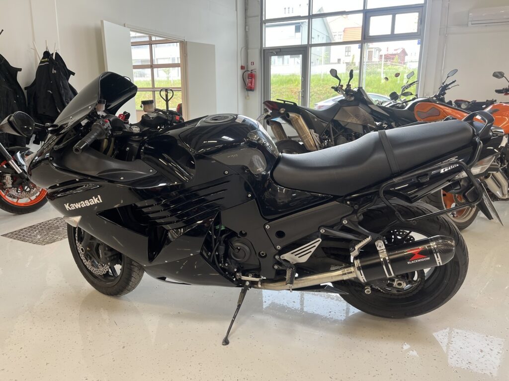 Kawasaki - ZZR - 1400 // Sivulaukut / ABS / Black Widow / Huoltokirja // Kawasaki - ZZR - 1400 // Sivulaukut / ABS / Black Widow / Huoltokirja // - Moottoripyörä