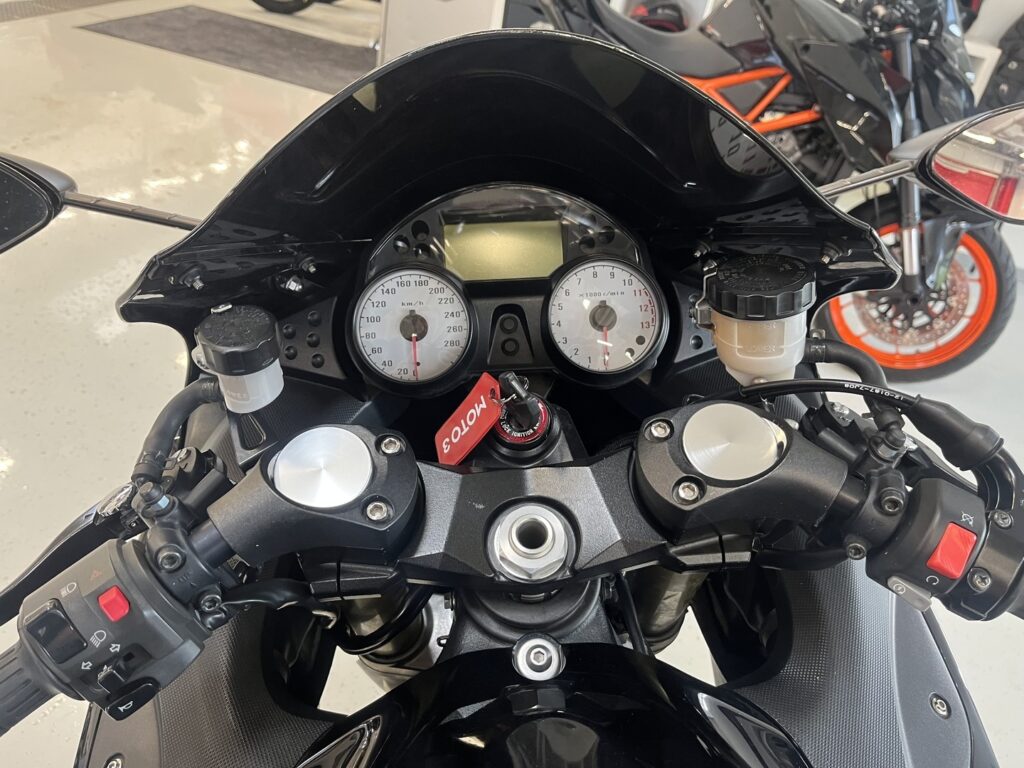 Kawasaki - ZZR - 1400 // Sivulaukut / ABS / Black Widow / Huoltokirja // Kawasaki - ZZR - 1400 // Sivulaukut / ABS / Black Widow / Huoltokirja // - Moottoripyörä