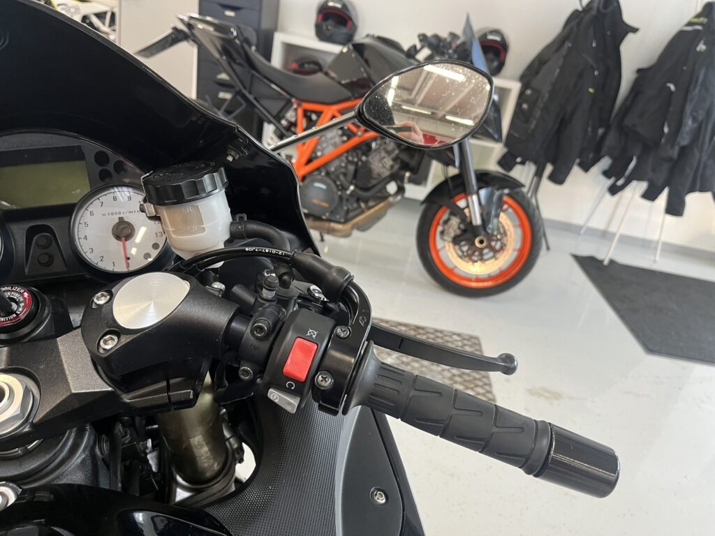 Kawasaki - ZZR - 1400 // Sivulaukut / ABS / Black Widow / Huoltokirja // Kawasaki - ZZR - 1400 // Sivulaukut / ABS / Black Widow / Huoltokirja // - Moottoripyörä