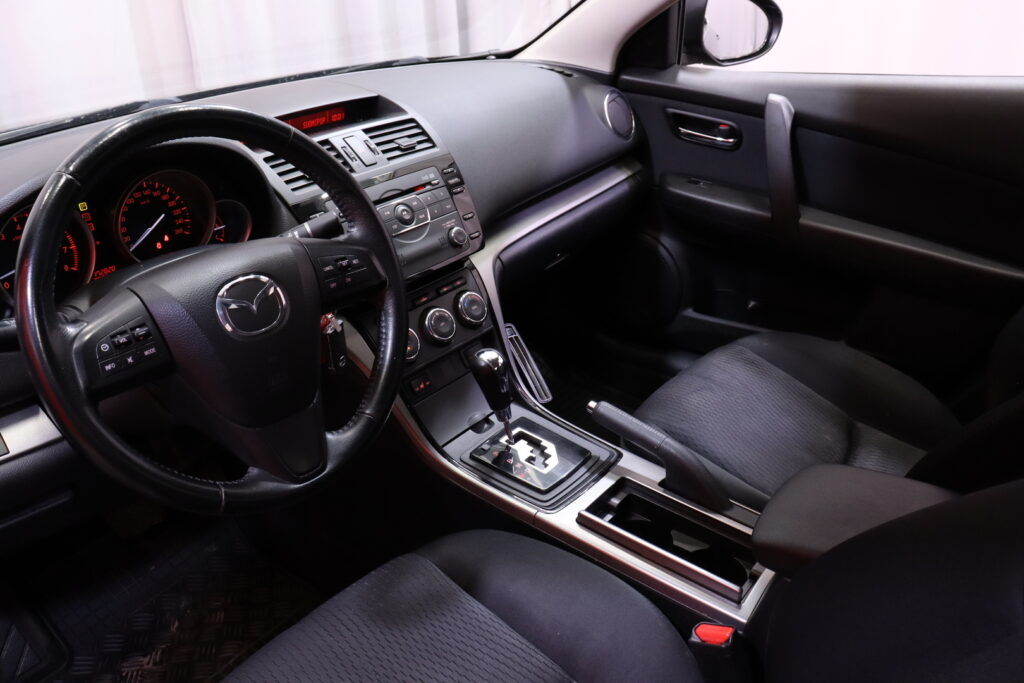 Mazda - 6 - Sedan 2,0 Touring Business 5AT 4ov UM1 // Kahdet renkaat ja Kahdet vanteet / Radio / Lohkolämmitin / Vakkari // Mazda - 6 - Sedan 2,0 Touring Business 5AT 4ov UM1 // Kahdet renkaat ja Kahdet vanteet / Radio / Lohkolämmitin / Vakkari // - Sedan