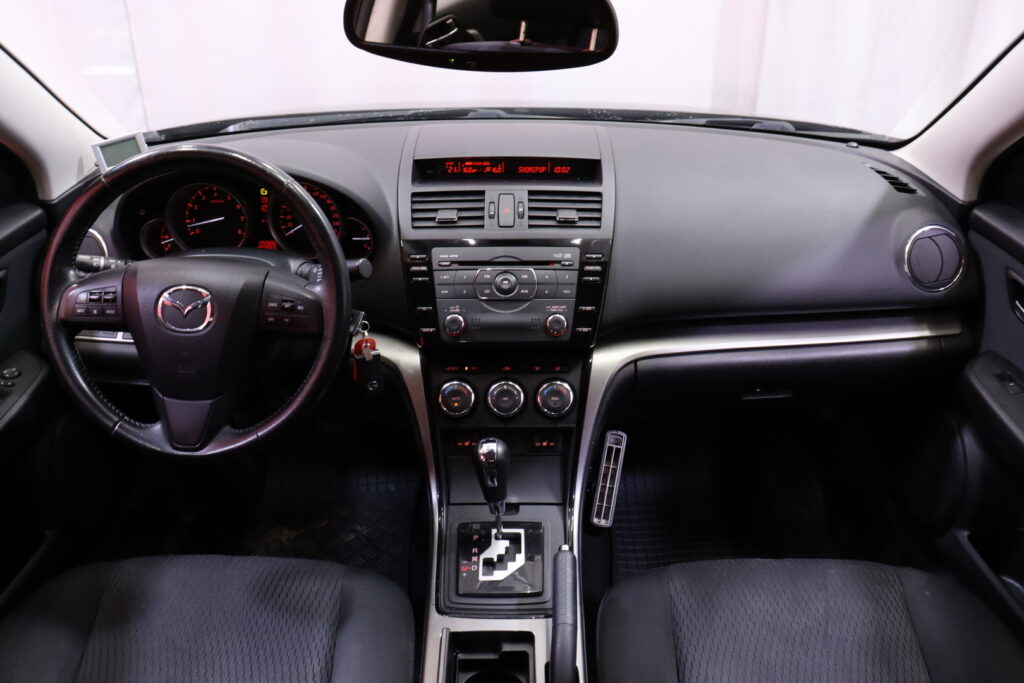 Mazda - 6 - Sedan 2,0 Touring Business 5AT 4ov UM1 // Kahdet renkaat ja Kahdet vanteet / Radio / Lohkolämmitin / Vakkari // Mazda - 6 - Sedan 2,0 Touring Business 5AT 4ov UM1 // Kahdet renkaat ja Kahdet vanteet / Radio / Lohkolämmitin / Vakkari // - Sedan