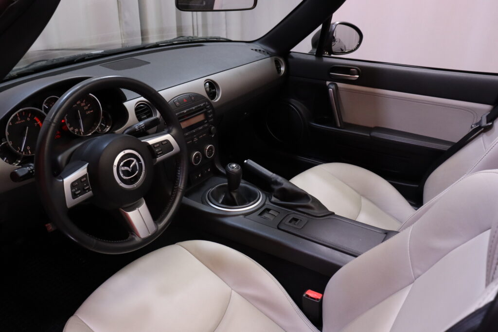 Mazda - MX-5 - 1,8 Business 5MT 2ov Avoauto // Vakkari / Avoauto kovalla katolla / Automaatti-ilmastointi / Nahkapenkit // Mazda - MX-5 - 1,8 Business 5MT 2ov Avoauto // Vakkari / Avoauto kovalla katolla / Automaatti-ilmastointi / Nahkapenkit // - Avoauto
