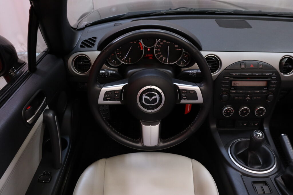 Mazda - MX-5 - 1,8 Business 5MT 2ov Avoauto // Vakkari / Avoauto kovalla katolla / Automaatti-ilmastointi / Nahkapenkit // Mazda - MX-5 - 1,8 Business 5MT 2ov Avoauto // Vakkari / Avoauto kovalla katolla / Automaatti-ilmastointi / Nahkapenkit // - Avoauto