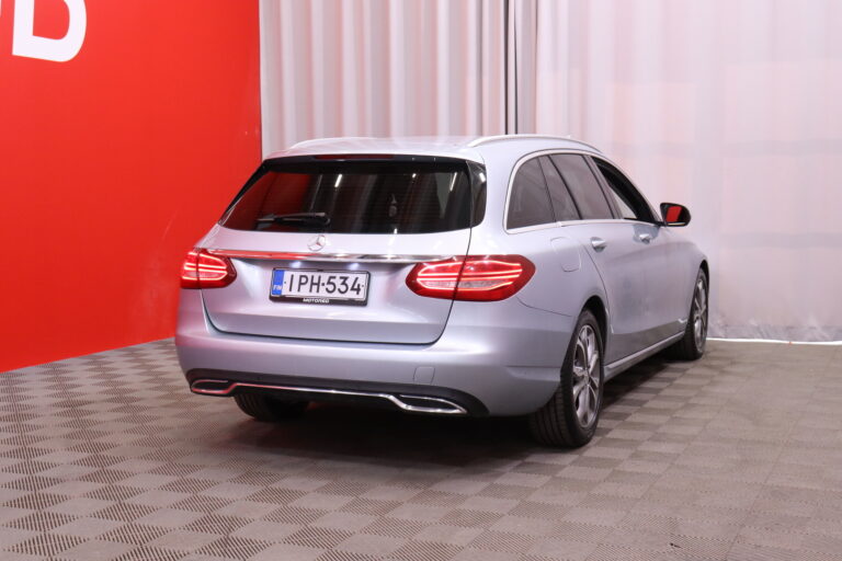 Mercedes-Benz - C - 220 BlueTEC Farmari // Pysäköintitutkat / Vakkari / Peruutuskamera / Lohko+Sisäpistoke / Navi / ILS / 2x renkaat // - Farmari