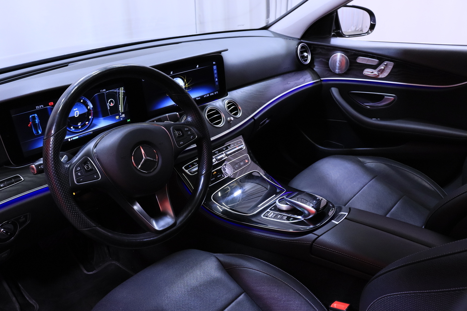 Mercedes-Benz - E - 350d T A Avantgarde // Distronic+ / Widescreen / HUD / Webasto / Burmester / Ilmastoidut istuimet muistilla / LED // - Farmari