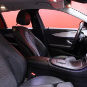 Mercedes-Benz - E - 300 de Edition 4MATIC T A // Widescreen / Navi / Esilämmitys / Tutkat / Kamera / Koukku / Sähköpenkit / 2x Vanteet - Farmari