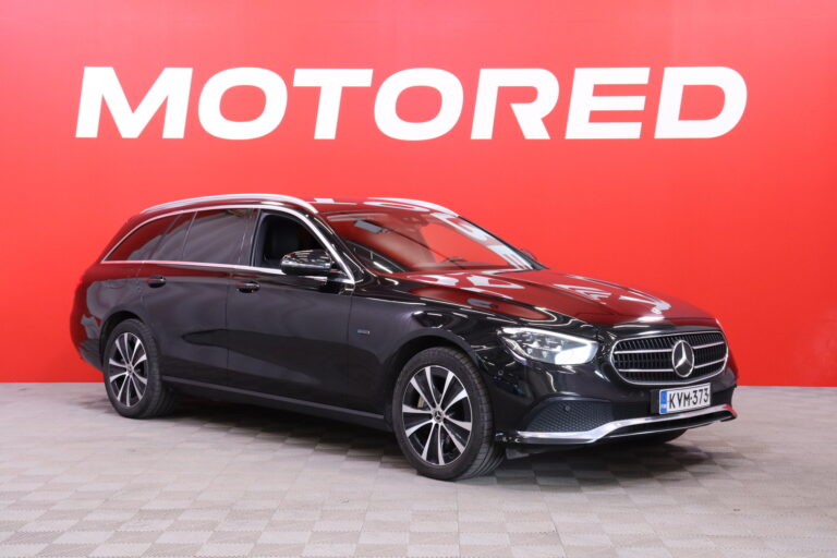 Mercedes-Benz - E - 300 de Edition 4MATIC T A // Widescreen / Navi / Esilämmitys / Tutkat / Kamera / Koukku / Sähköpenkit / 2x Vanteet - Farmari