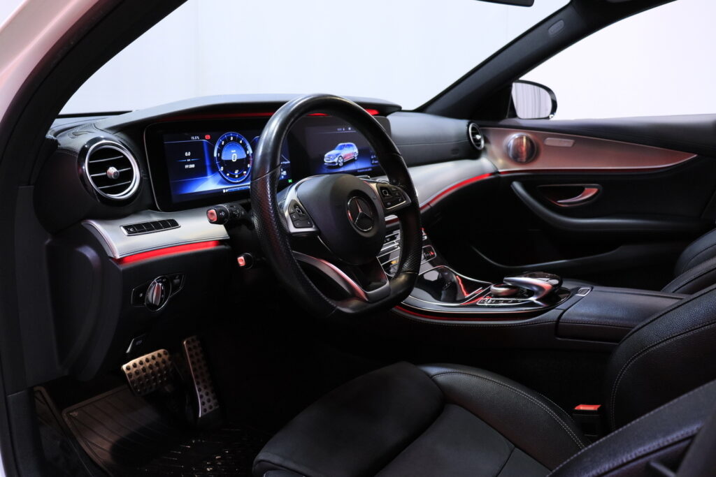 Mercedes-Benz - E - 220 d 4Matic T A Premium Business AMG / Webasto / Burmester / HUD / 360° / Multibeam / Koukku / Mercedes-Benz - E - 220 d 4Matic T A Premium Business AMG / Webasto / Burmester / HUD / 360° / Multibeam / Koukku / - Farmari