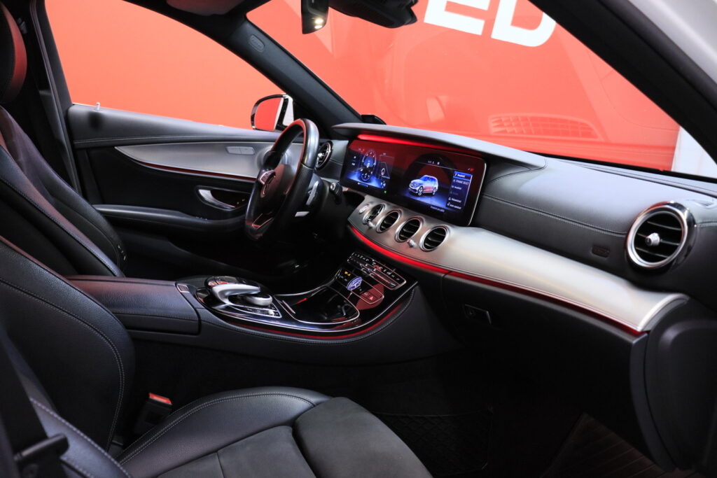 Mercedes-Benz - E - 220 d 4Matic T A Premium Business AMG / Webasto / Burmester / HUD / 360° / Multibeam / Koukku / Mercedes-Benz - E - 220 d 4Matic T A Premium Business AMG / Webasto / Burmester / HUD / 360° / Multibeam / Koukku / - Farmari