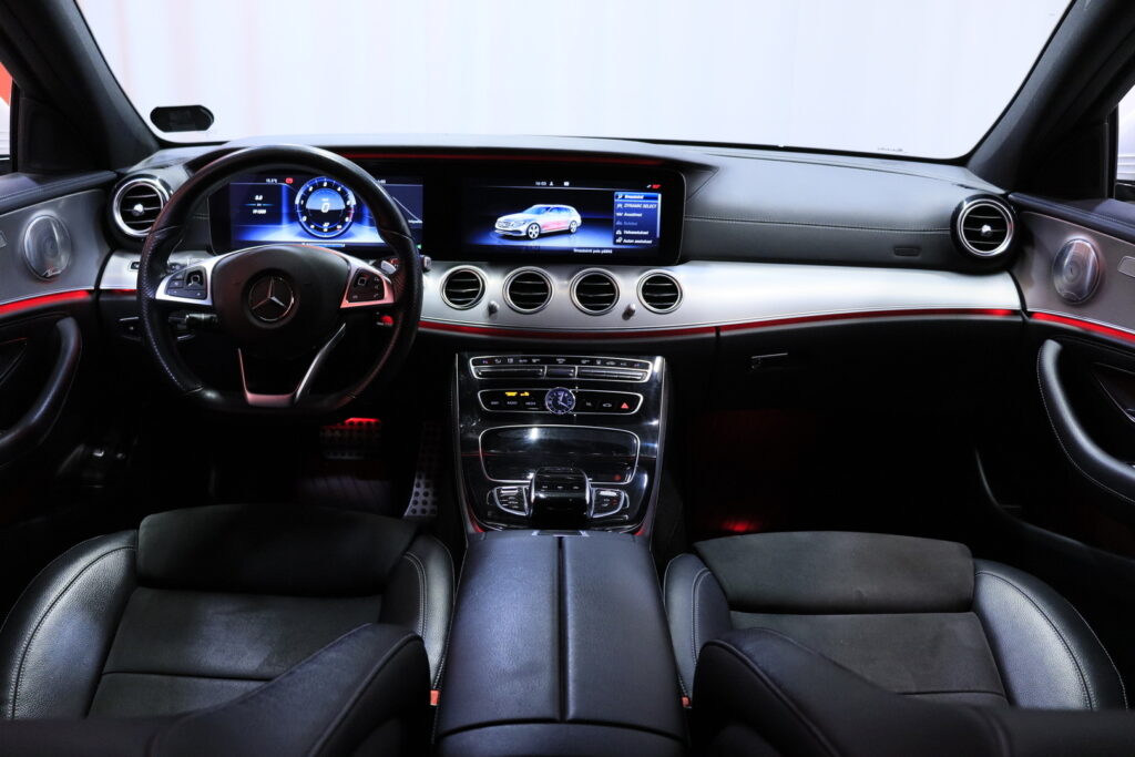 Mercedes-Benz - E - 220 d 4Matic T A Premium Business AMG / Webasto / Burmester / HUD / 360° / Multibeam / Koukku / Mercedes-Benz - E - 220 d 4Matic T A Premium Business AMG / Webasto / Burmester / HUD / 360° / Multibeam / Koukku / - Farmari