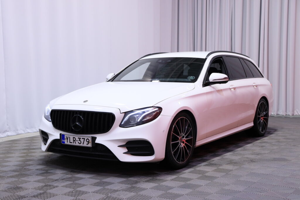 Mercedes-Benz - E - 220 d 4Matic T A Premium Business AMG / Webasto / Burmester / HUD / 360° / Multibeam / Koukku / Mercedes-Benz - E - 220 d 4Matic T A Premium Business AMG / Webasto / Burmester / HUD / 360° / Multibeam / Koukku / - Farmari