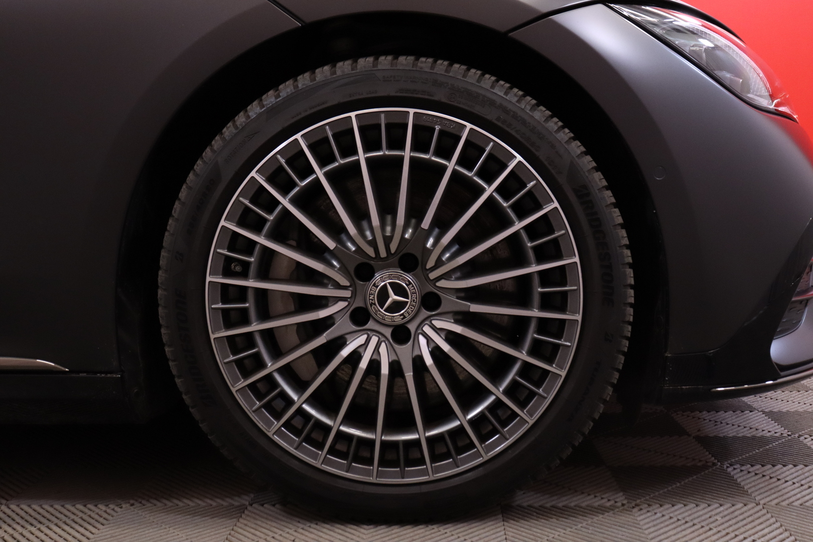 Mercedes-Benz - EQE - 300 AMG // Distronic+ / HUD / Burmester / 4-pyöräohjaus / Panorama / 360° / Muistipenkit // - Sedan