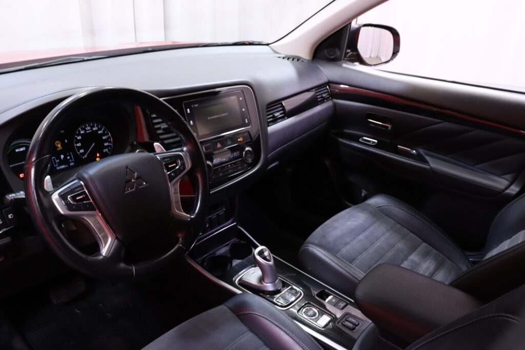 Mitsubishi - Outlander - Instyle Navi 4WD 5P // ACC / Peruutuskamera / Lohko / Koukku / P-tutkat / Bluetooth / LED // Mitsubishi - Outlander - Instyle Navi 4WD 5P // ACC / Peruutuskamera / Lohko / Koukku / P-tutkat / Bluetooth / LED // - Farmari