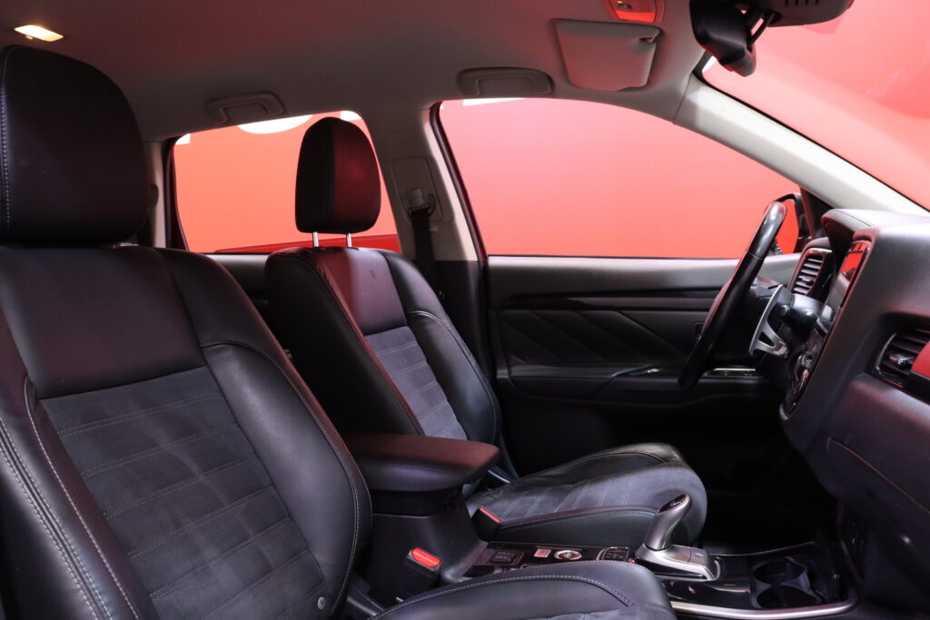 Mitsubishi - Outlander - Instyle Navi 4WD 5P // ACC / Peruutuskamera / Lohko / Koukku / P-tutkat / Bluetooth / LED // Mitsubishi - Outlander - Instyle Navi 4WD 5P // ACC / Peruutuskamera / Lohko / Koukku / P-tutkat / Bluetooth / LED // - Farmari