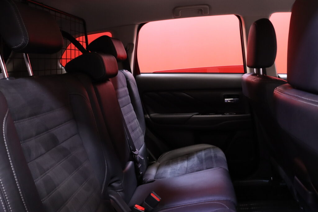 Mitsubishi - Outlander - Instyle Navi 4WD 5P // ACC / Peruutuskamera / Lohko / Koukku / P-tutkat / Bluetooth / LED // Mitsubishi - Outlander - Instyle Navi 4WD 5P // ACC / Peruutuskamera / Lohko / Koukku / P-tutkat / Bluetooth / LED // - Farmari