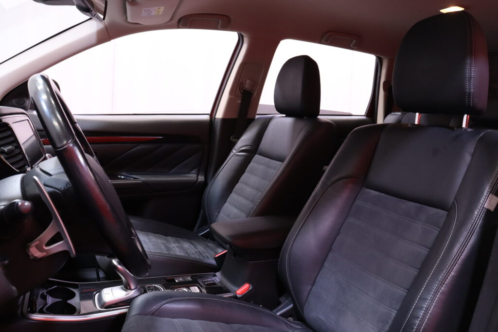 Mitsubishi - Outlander - Instyle Navi 4WD 5P // ACC / Peruutuskamera / Lohko / Koukku / P-tutkat / Bluetooth / LED // Mitsubishi - Outlander - Instyle Navi 4WD 5P // ACC / Peruutuskamera / Lohko / Koukku / P-tutkat / Bluetooth / LED // - Farmari