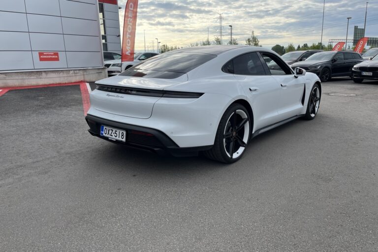 Porsche - Taycan - Turbo 680hv // JUURI TULLUT! / 1-om. Suomi-auto / Mission E-Vanteet / Burmester / Hierovat etuistuimet // - Sedan