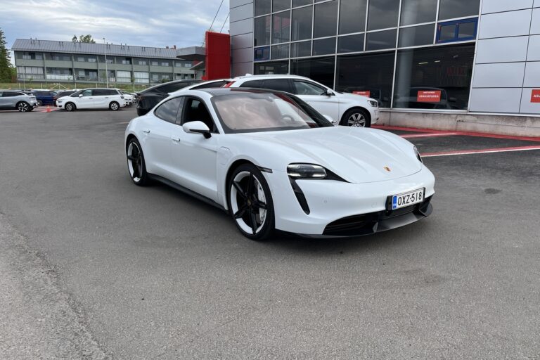 Porsche - Taycan - Turbo 680hv // JUURI TULLUT! / 1-om. Suomi-auto / Mission E-Vanteet / Burmester / Hierovat etuistuimet // - Sedan