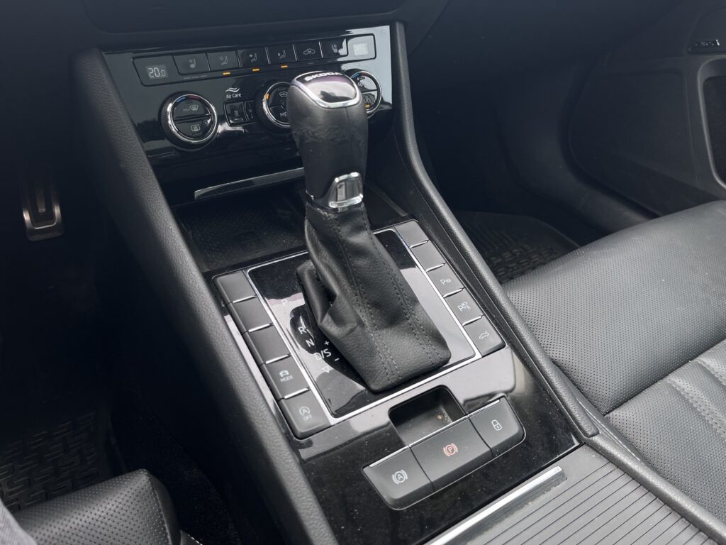 Skoda - Superb - Combi 2.0 TDI 150 L&K DSG Autom // ACC / Canton / Matrix / Keyless // Skoda - Superb - Combi 2.0 TDI 150 L&K DSG Autom // ACC / Canton / Matrix / Keyless // - Farmari