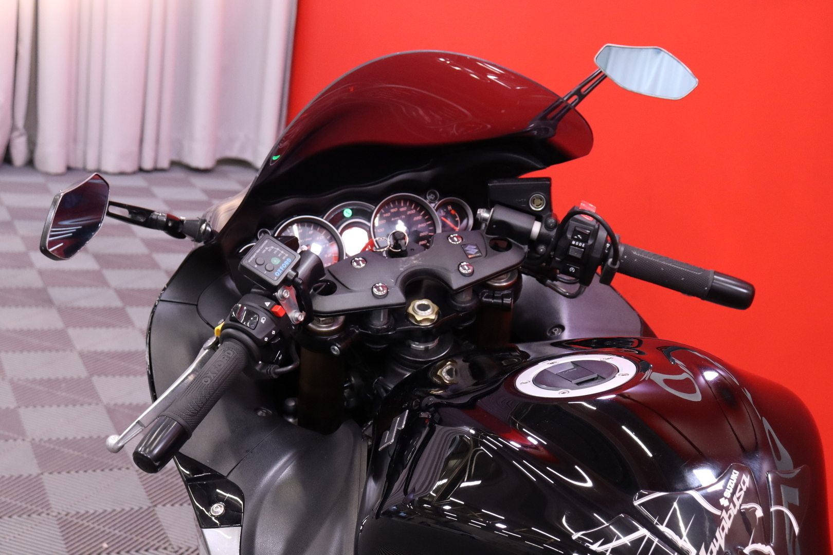 Suzuki - GSX - 1300R Hayabusa // Suomi-pyörä / Akrapovic-putkisto / Huoltokirja / ABS / Ajomodet / Kahvanlämmittimet // - Moottoripyörä