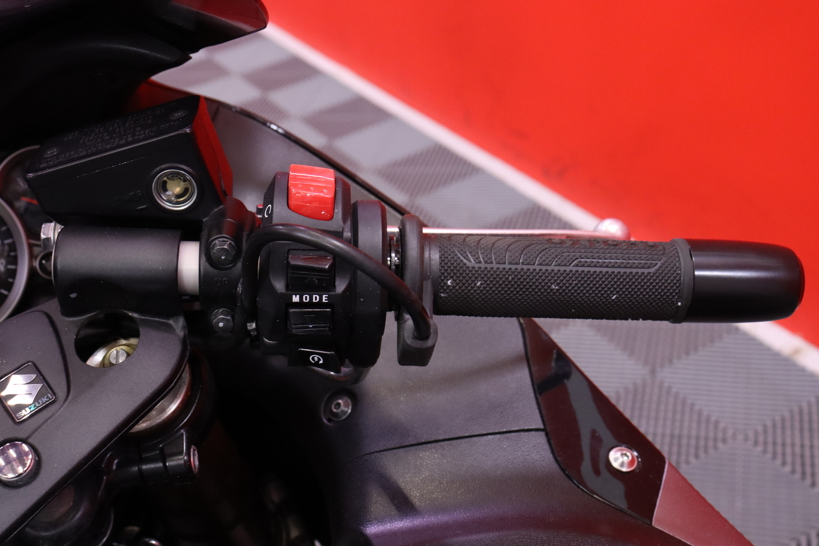 Suzuki - GSX - 1300R Hayabusa // Suomi-pyörä / Akrapovic-putkisto / Huoltokirja / ABS / Ajomodet / Kahvanlämmittimet // - Moottoripyörä