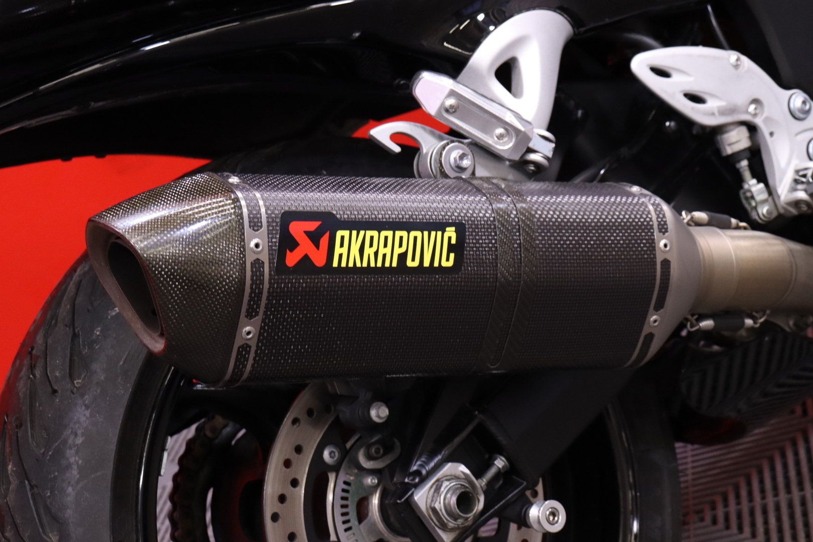 Suzuki - GSX - 1300R Hayabusa // Suomi-pyörä / Akrapovic-putkisto / Huoltokirja / ABS / Ajomodet / Kahvanlämmittimet // - Moottoripyörä