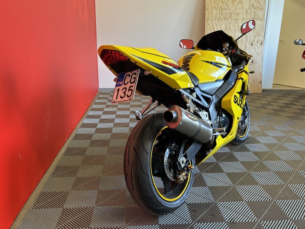 Suzuki - GSX-R - 600 // Juuri saapunut / Akrapovic / Huoltokirja / Uudet renkaat / Suomi-pyörä // Suzuki - GSX-R - 600 // Juuri saapunut / Akrapovic / Huoltokirja / Uudet renkaat / Suomi-pyörä // - Moottoripyörä