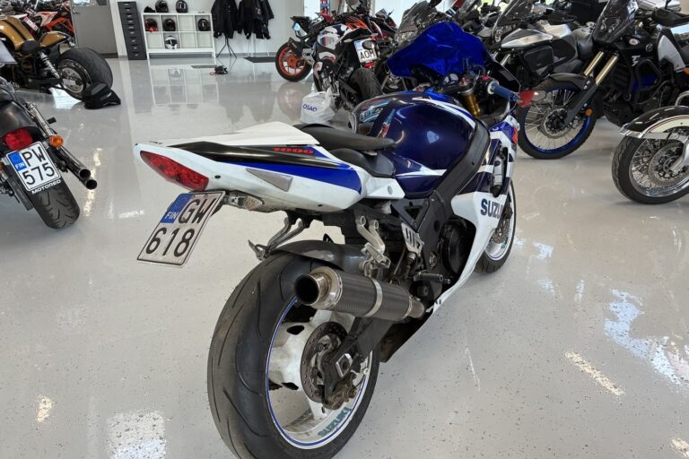 Suzuki - GSX-R - 1000 // Slipari / Ducktail / Uudet renkaat / - Moottoripyörä