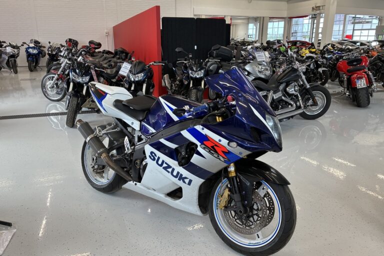 Suzuki - GSX-R - 1000 // Slipari / Ducktail / Uudet renkaat / - Moottoripyörä