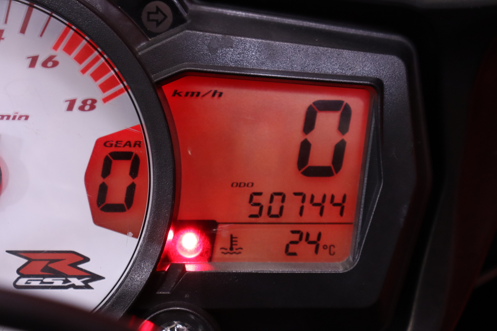 Suzuki - GSX-R - 600 // Suomi-pyörä / Ohjausiskunvaimennin / 2x-avain // - Moottoripyörä