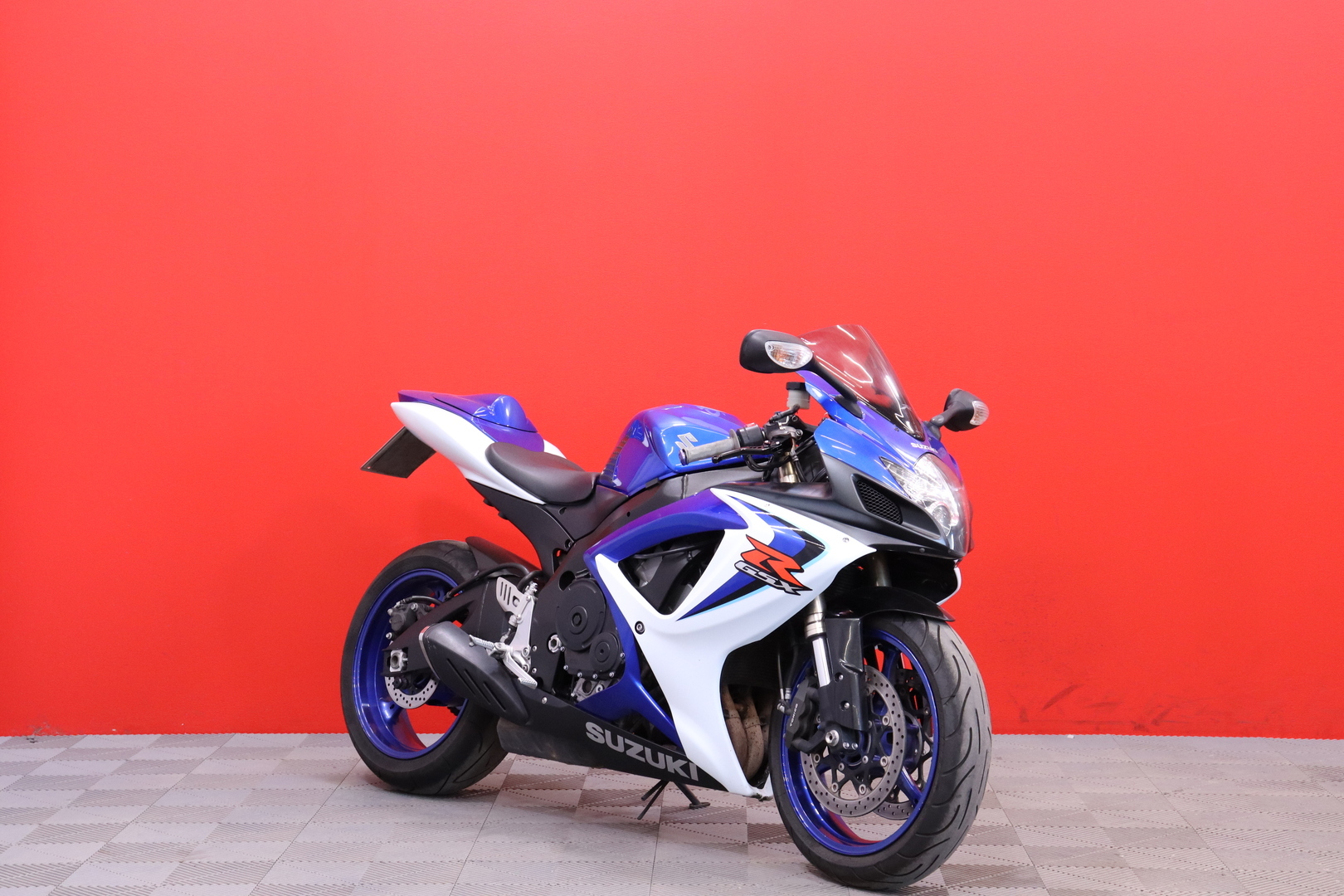 Suzuki - GSX-R - 600 // Suomi-pyörä / Ohjausiskunvaimennin / 2x-avain // - Moottoripyörä