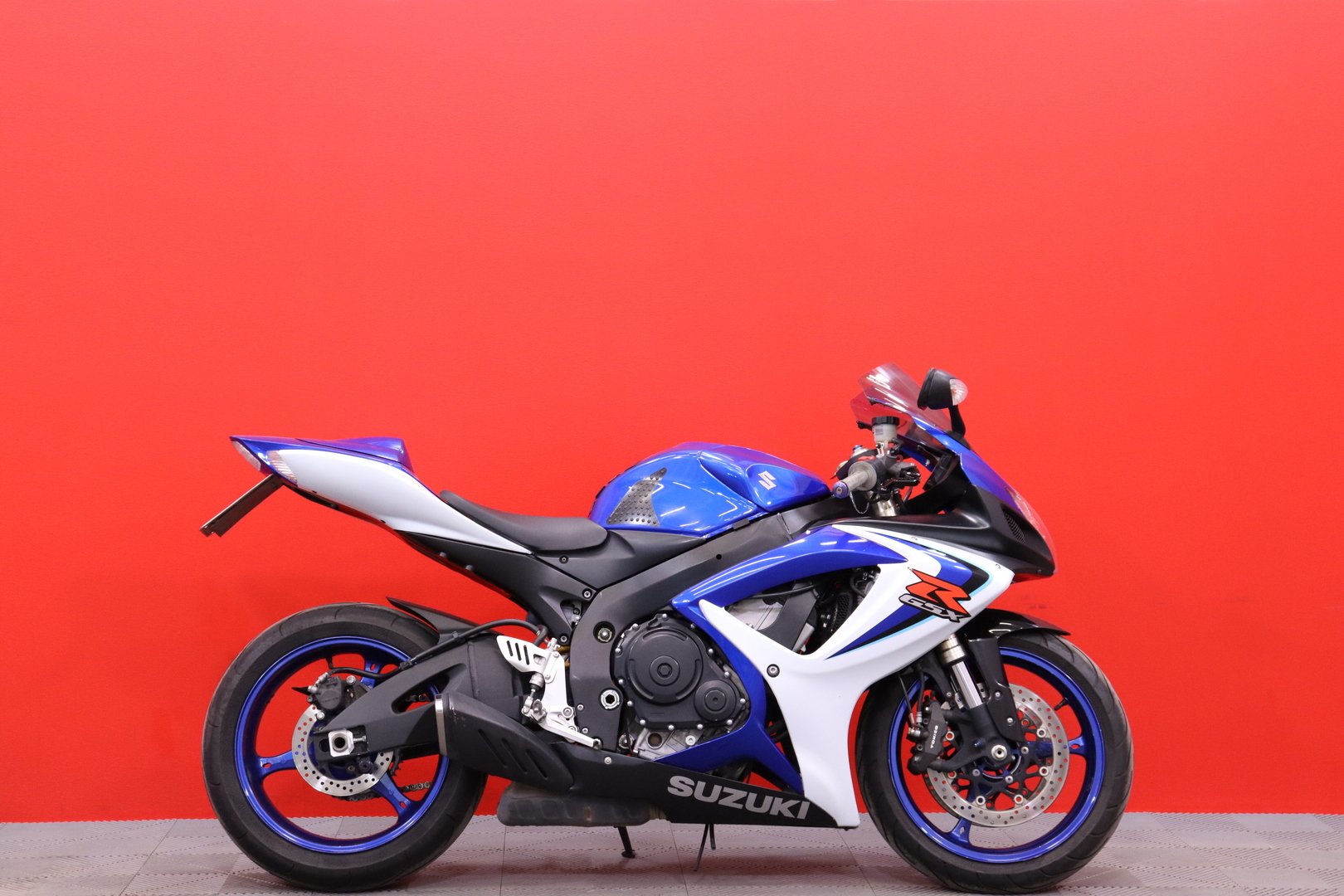 Suzuki - GSX-R - 600 // Suomi-pyörä / Ohjausiskunvaimennin / 2x-avain // - Moottoripyörä
