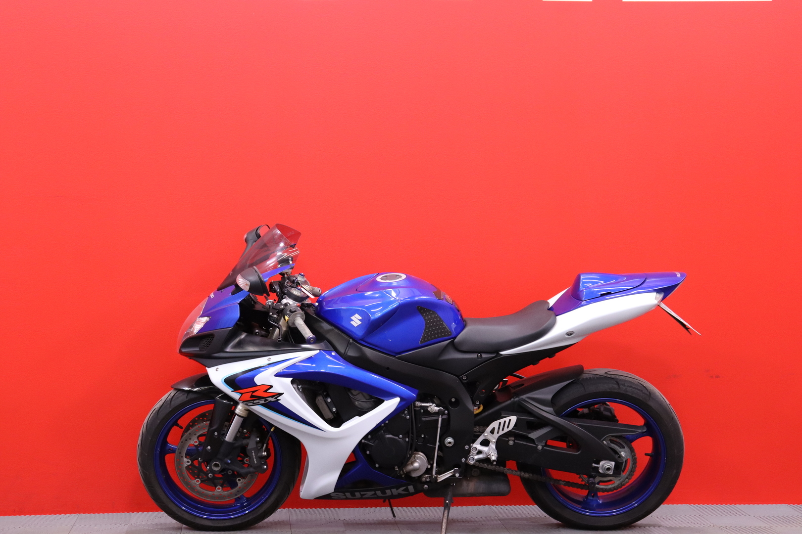 Suzuki - GSX-R - 600 // Suomi-pyörä / Ohjausiskunvaimennin / 2x-avain // - Moottoripyörä