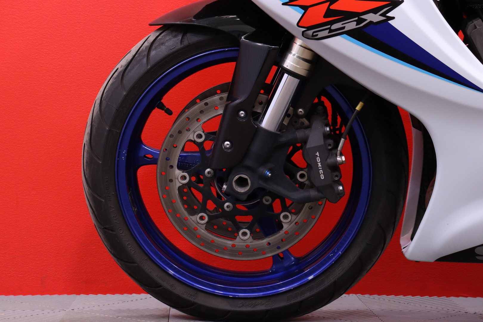 Suzuki - GSX-R - 600 // Suomi-pyörä / Ohjausiskunvaimennin / 2x-avain // - Moottoripyörä